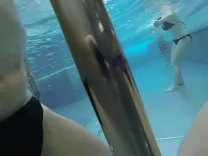 العاهرة تحقق مرة أخر ...