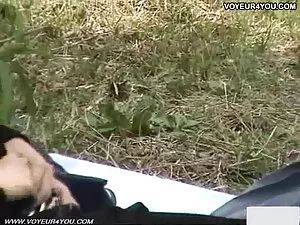 امرأة سمراء من ذوي ل ...