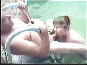 رجل يقود الديك على ا ...